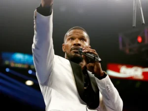 Read more about the article Jamie Foxx Waves to Fans from a Boat, Looking Healthy in First Public Appearance