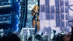 Read more about the article Beyoncé Fulfilling Her Promise: $100,000 in Scholarships Granted to Detroit School for Digital Technology Students